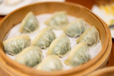 Restoranda Çin usulü sebzeli börek.