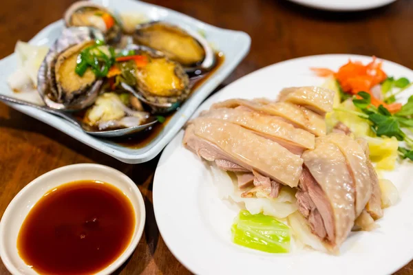 Çin Restoranında Istiridyeli Buğulanmış Tavuk Yemeği — Stok fotoğraf
