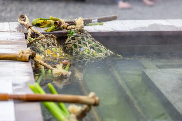 温泉蒸煮鸡蛋和篮子里的玉米 — 图库照片