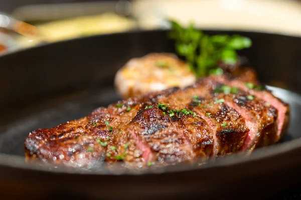 Saftiges Steak Auf Dem Teller Restaurant — Stockfoto