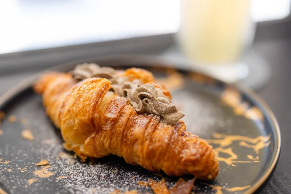 Croissant Mit Hojicha Creme Obendrauf — Stockfoto