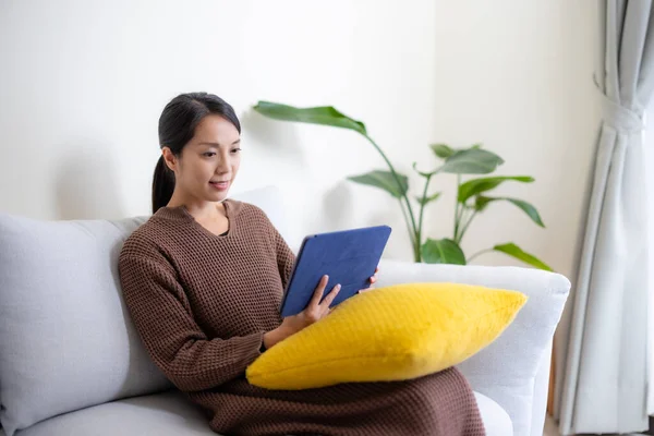 Woman Use Tablet Computer Home — Stock Photo, Image