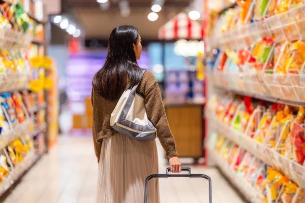 Kadın Süpermarkete Gidip Bir Şeyler Alıyor — Stok fotoğraf