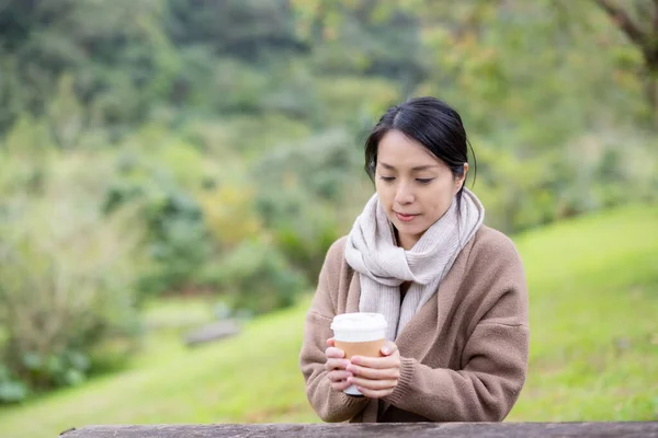 야외에서 추위를 느끼고 뜨거운 음료를 — 스톡 사진