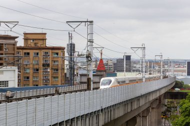 Tayvan - 31 Mart 2023: Tayvan Yüksek Hız Treni Tayvan kırsalında seyahat