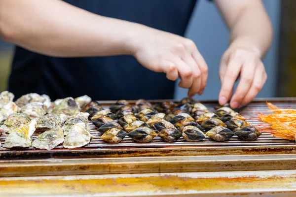 街市金属网烤牡蛎和蛤蟆 — 图库照片