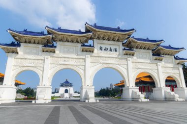 Taipei, Tayvan - 17 Nisan 2023: Tayvan 'ın Taipei kentindeki Özgürlük Meydanı' ndaki Chiang Kai Shek anıtı