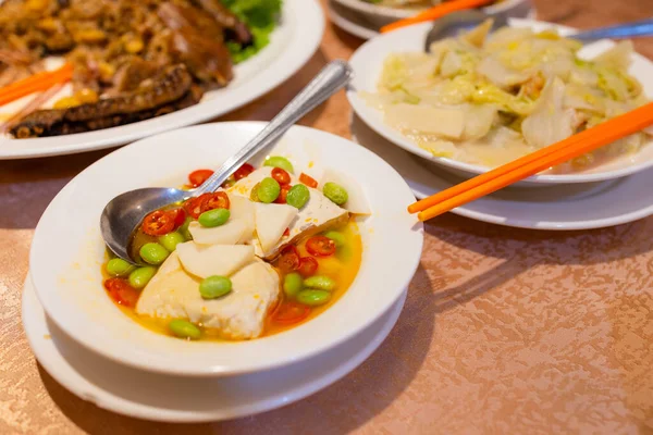 Chiński Styl Śmierdzące Tofu Mnóstwem Innych Potraw Restauracji — Zdjęcie stockowe