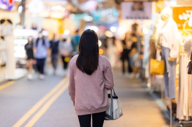 Kadınlar gece markete gider.