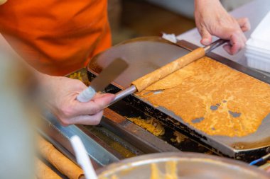 Dükkanda Çin böreği yapıyorum.