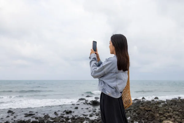 Mujer Tomar Una Foto Teléfono Celular Sobre Mar — Foto de Stock