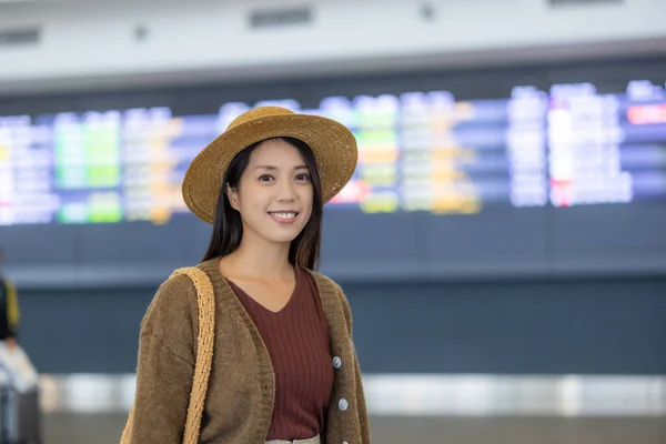 旅行の女性は空港で旅行に行く — ストック写真