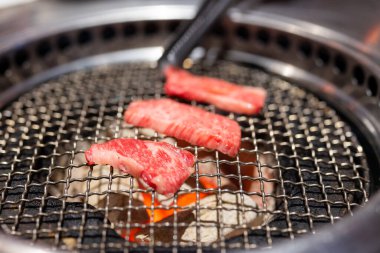 Wagyu bifteği dilimlenmiş Japon tarzı bbq Yakiniku.