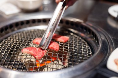 Wagyu bifteği dilimlenmiş Japon tarzı bbq Yakiniku.