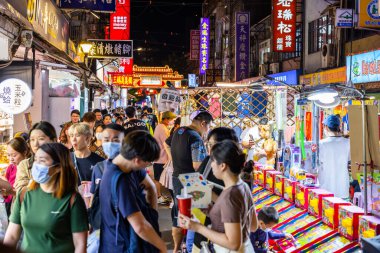Taipei, Tayvan - 17 Nisan 2023: Taipei 'deki Tayvan Raohe Caddesi Gece Pazarı