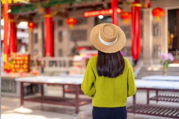 Ταξιδιωτική Γυναίκα Στο Ναό Της Κίνας — Φωτογραφία Αρχείου