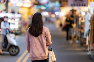 Taipei 'deki gece marketine bir kadın girdi.