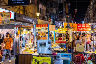 Taipei, Tayvan - 17 Nisan 2023: Taipei 'deki Tayvan Raohe Caddesi Gece Pazarı