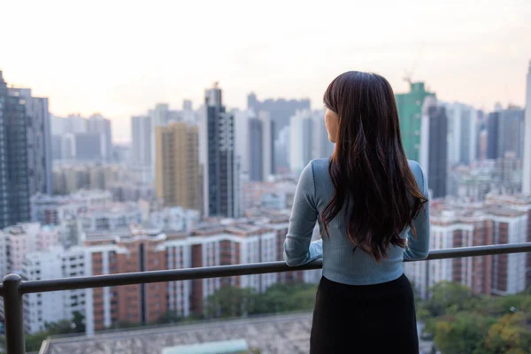 Vrouw Genieten Van Het Uitzicht Stad Hong Kong — Stockfoto