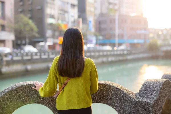 Vrouw Genieten Van Het Uitzicht Stad Keelung Taiwan Bij Zonsondergang — Stockfoto