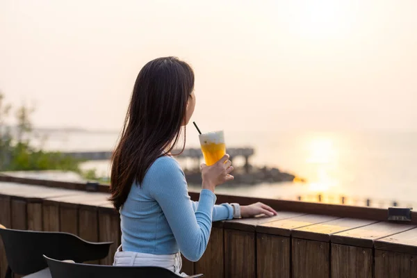 Frau Genießt Ihren Drink Mit Blick Auf Den Sonnenuntergang Outdoor — Stockfoto