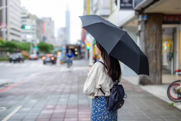 Женщина Держит Черным Зонтиком Открытом Воздухе — стоковое фото