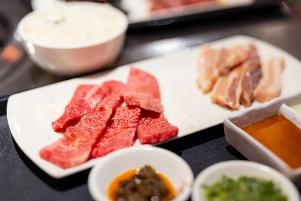 日本のグリルレストランで新鮮な牛肉の肉のスライス — ストック写真