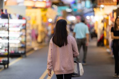 Taipei 'deki gece marketine bir kadın girdi.