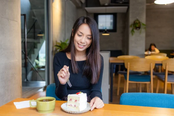 Mujer Disfrutar Pastel Fresa Cafetería — Foto de Stock