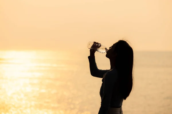 Silhouette Der Frau Trinken Wasserflasche — Stockfoto