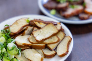 Soya sosu restoranda haşlanmış tofu.