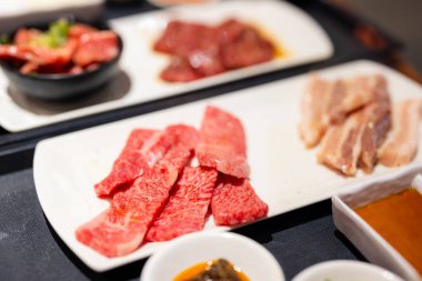 Japon lokantasında taze et dilimi.