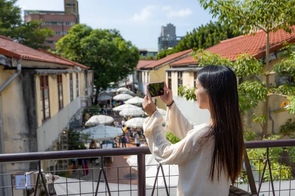Женщина Использует Мобильный Телефон Сфотографироваться Городе — стоковое фото
