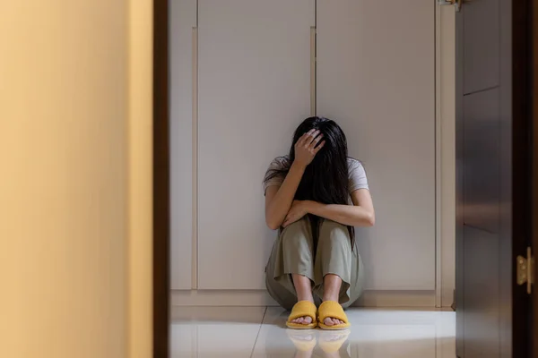 Mujer Sin Esperanza Sentarse Suelo Sentirse Tan Triste —  Fotos de Stock