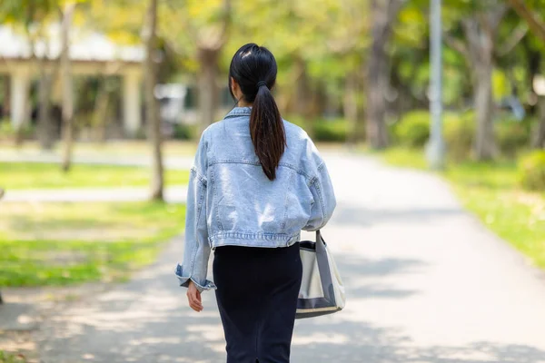 Mujer Caminando Por Parque — Foto de Stock