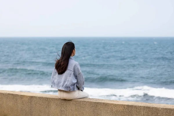 Mujer Sentada Lado Del Paseo Marítimo Taiwán — Foto de Stock