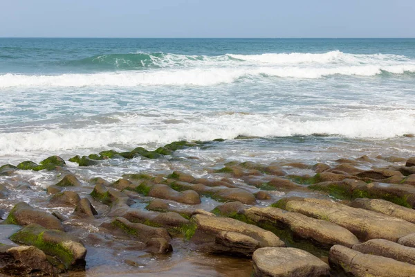 Морская Волна Брызгает Над Рифом — стоковое фото