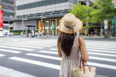 Taipei şehrinin ticari bölgesinde alışverişe giden bir kadın.