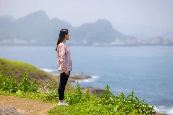 Woman Enjoy Sea View Stand Cliff — Stock Photo, Image