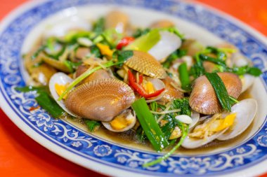 Tayvan deniz ürünleri dükkanında fesleğenli istiridye kızartması.