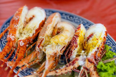 Lokantada ıstakoz buğulama. 