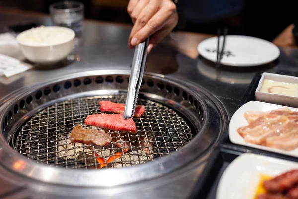 Μπάρμπεκιου Κρέας Ιαπωνικού Στυλ Στο Εστιατόριο — Φωτογραφία Αρχείου