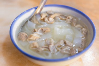 Domuz bağırsağı ve pirinçli erişte.