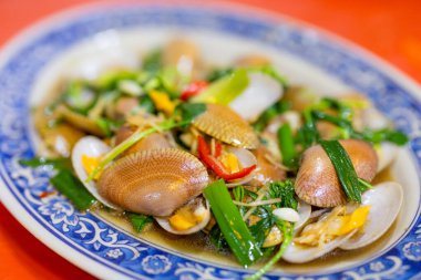 Tayvan deniz ürünleri dükkanında fesleğenli istiridye kızartması.