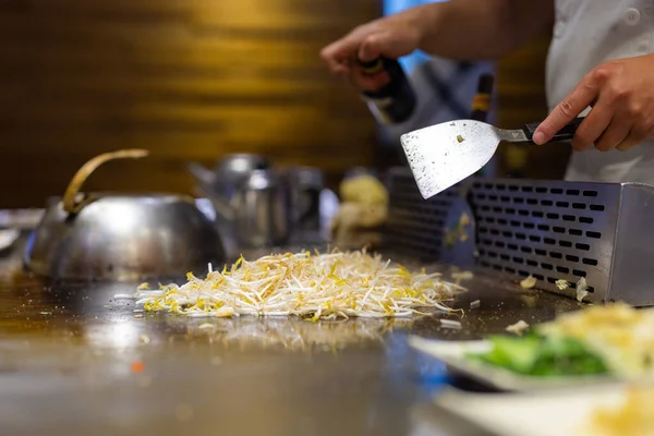 Teppanyaki Šéfkuchař Připravuje Jídlo Vařeném Plechu — Stock fotografie