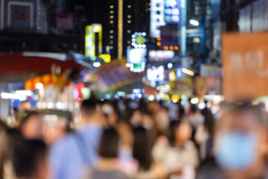 Geceleri sokak pazarının bulanık görüntüsü