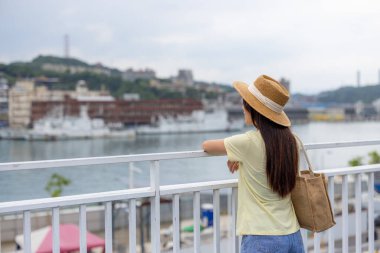 Tayvan 'ın Keelung şehrinde denize bakan turist kadın