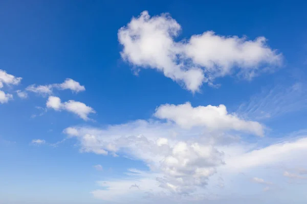 Weiße Wolke Über Dem Blauen Himmel — Stockfoto