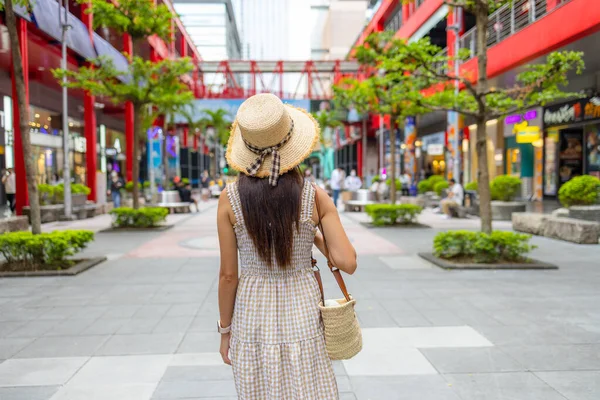 Žena Jít Nakupovat Obchodní Čtvrti Města Taipei — Stock fotografie