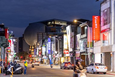 Taipei, Tayvan - 06 Nisan 2023: Gece Taipei şehir sokağı